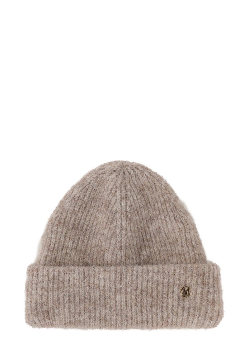 Beżowa wełniana czapka z dzianiny z zawiniętym brzegiem i małym okrągłym metalowym logo na mankiecie, wyeksponowana na białym tle.