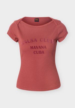 Tricou cu mâneci scurte, culoare roz prăfuit, cu tivuri și textul „Salsa Club Havana Cuba” pe față și o etichetă cu marca BOSS la interiorul gâtului.
