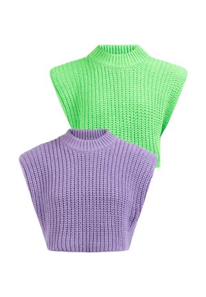 Zwei gestrickte ärmellose Rollkragenpullover, einer hellgrün hinten und einer lavendel vorne, auf weißem Hintergrund dargestellt.