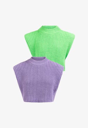 Zwei gestrickte ärmellose Rollkragenpullover, einer hellgrün hinten und einer lavendel vorne, auf weißem Hintergrund dargestellt.
