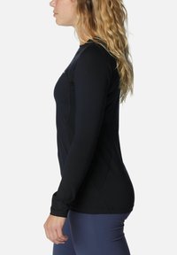 Schwarzes, langärmliges Sportshirt in passgenauer Form, aus glattem Stoff mit flachen Nähten. Verfügt über einen Rundhalsausschnitt und eine dehnbare Textur.