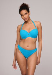 Turkos baddräktset med en texturerad bandeau-topp med justerbara band och matchande lågmidjade bottnar. Slät tyg, enkel design.