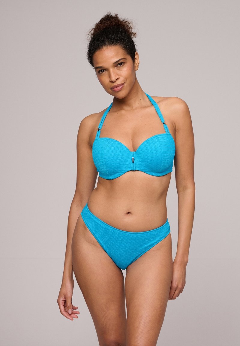 Turkos baddräktset med en texturerad bandeau-topp med justerbara band och matchande lågmidjade bottnar. Slät tyg, enkel design.