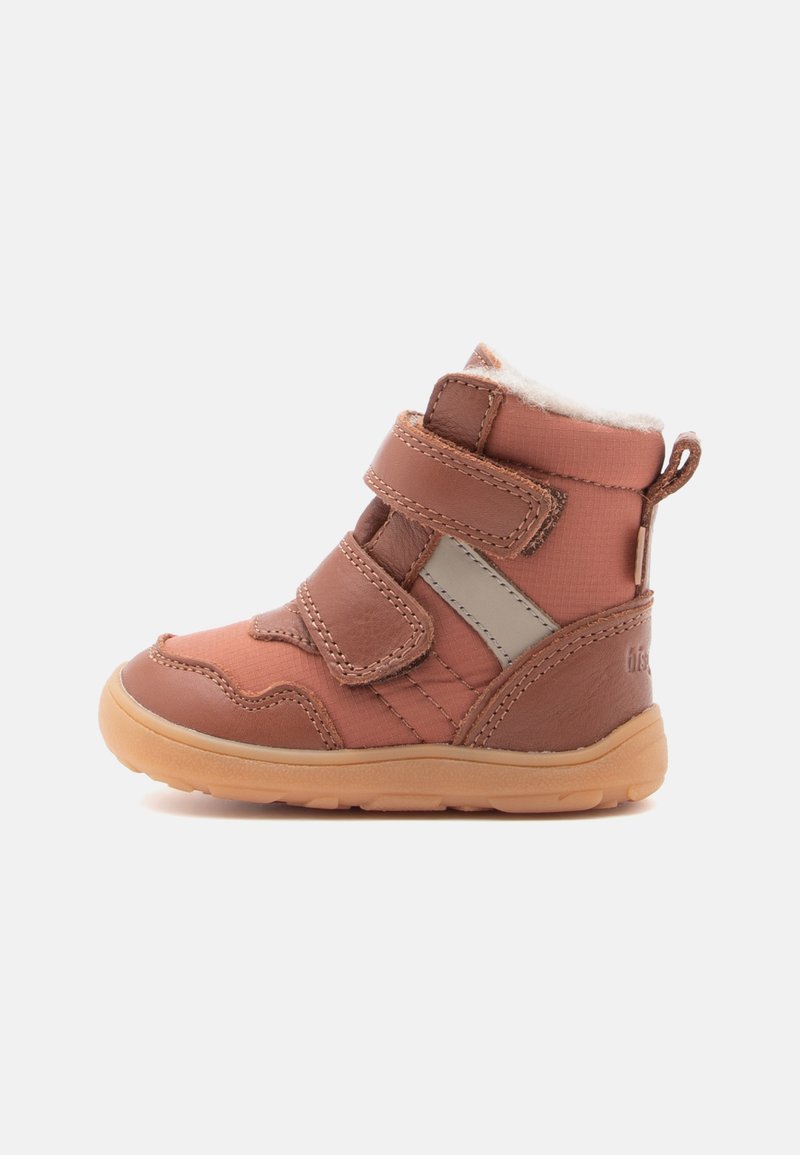 Stivali per bambini in pelle e tessuto, dai toni marroni e rosa, con due strap in Velcro, una morbida fodera interna e una suola in gomma.