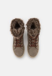 Bottes montantes en suede gris avec un col en fausse fourrure, des lacets marron et des semelles texturées. Conçues pour la chaleur et le confort par temps frais.