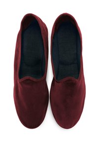 Scarpe slip-on in velluto borgogna con una texture morbida, forma arrotondata e foderate in tessuto scuro, con bordi elastici per una vestibilità aderente.