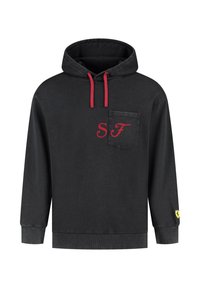 Czarna bawełniana bluza z kapturem z czerwonymi sznurkami, przednią kieszenią i haftem "SF". Na rękawie znajduje się logo Ferrari.