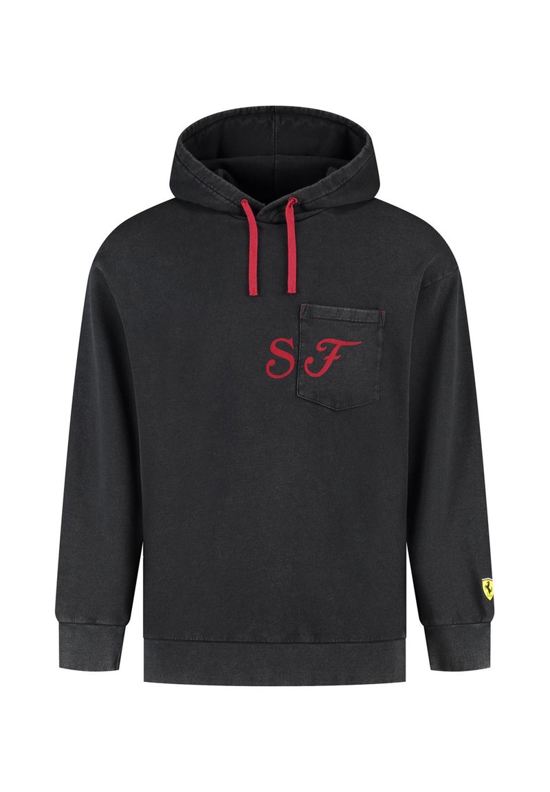 Czarna bawełniana bluza z kapturem z czerwonymi sznurkami, przednią kieszenią i haftem "SF". Na rękawie znajduje się logo Ferrari.
