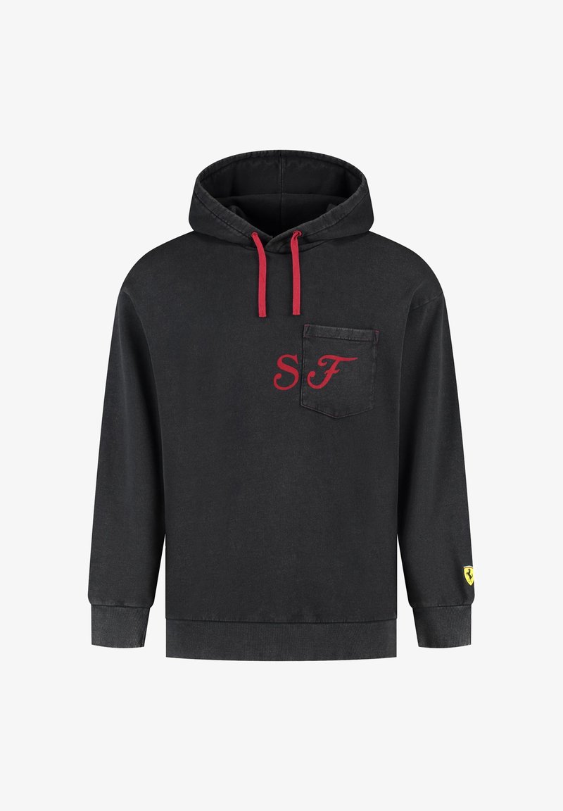Czarna bawełniana bluza z kapturem z czerwonymi sznurkami, przednią kieszenią i haftem "SF". Na rękawie znajduje się logo Ferrari.