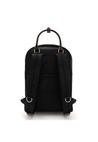 Schwarzer Rucksack mit gepolsterten Trägern, Obergriff, goldenen Hardware-Details und glatter Textur. Verfügt über ein Reißverschluss-Hauptfach und eine Rückentasche.
