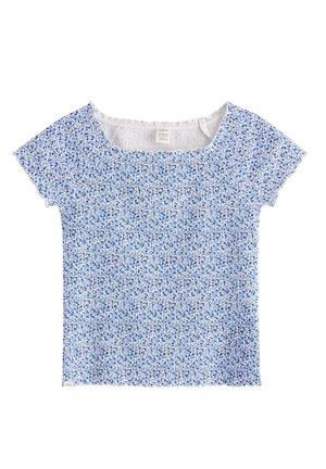 Blå og hvid blomstret kortærmet smocket top med firkantet halsudskæring og let flæsekant, lagt fladt på en hvid baggrund.