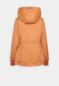 Veste à capuche orange en tissu lisse. Elle présente des poignets élastiques, un cordon de serrage à la capuche et une taille cintrée.