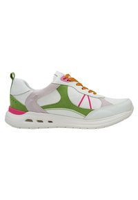 Chaussure de sport blanche présentant des accents en daim vert et rose, des lacets orange et une semelle rembourrée avec des trous de ventilation. Lignes de design uniques tout au long.