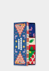 Conjunto de calcetines en caja con coloridos diseños navideños: rojo, verde y azul con Santa, árboles de Navidad y flamencos; embalaje de cartón.