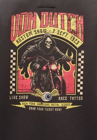 Ο Θανατος οδηγεί μοτοσικλέτα με φλόγες στο φόντο, καρό περιγράμματα, φτερωτό μάτι και κείμενο εκδήλωσης για το Old Dutch Kustom Show, 7 Σεπτεμβρίου 1929.