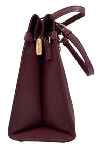 Borsa a mano in pelle bordeaux con doppie aperture, hardware dorato e design strutturato. Presenta una tracolla rimovibile e una superficie texture.