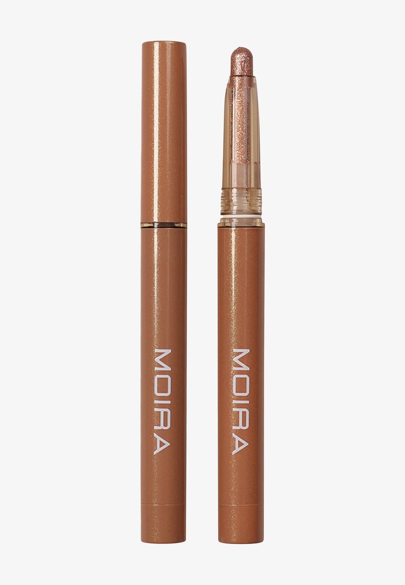 Deux sticks de maquillage marron avec la marque MOIRA, l'un fermé et l'autre ouvert montrant une pointe d'ombre à paupières rose clair scintillante.