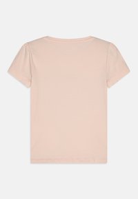 Tricou roz deschis cu mânecă scurtă, guler rotund și textură moale și netedă. Prezintă mâneci bufante strânse pentru un plus de detaliu.