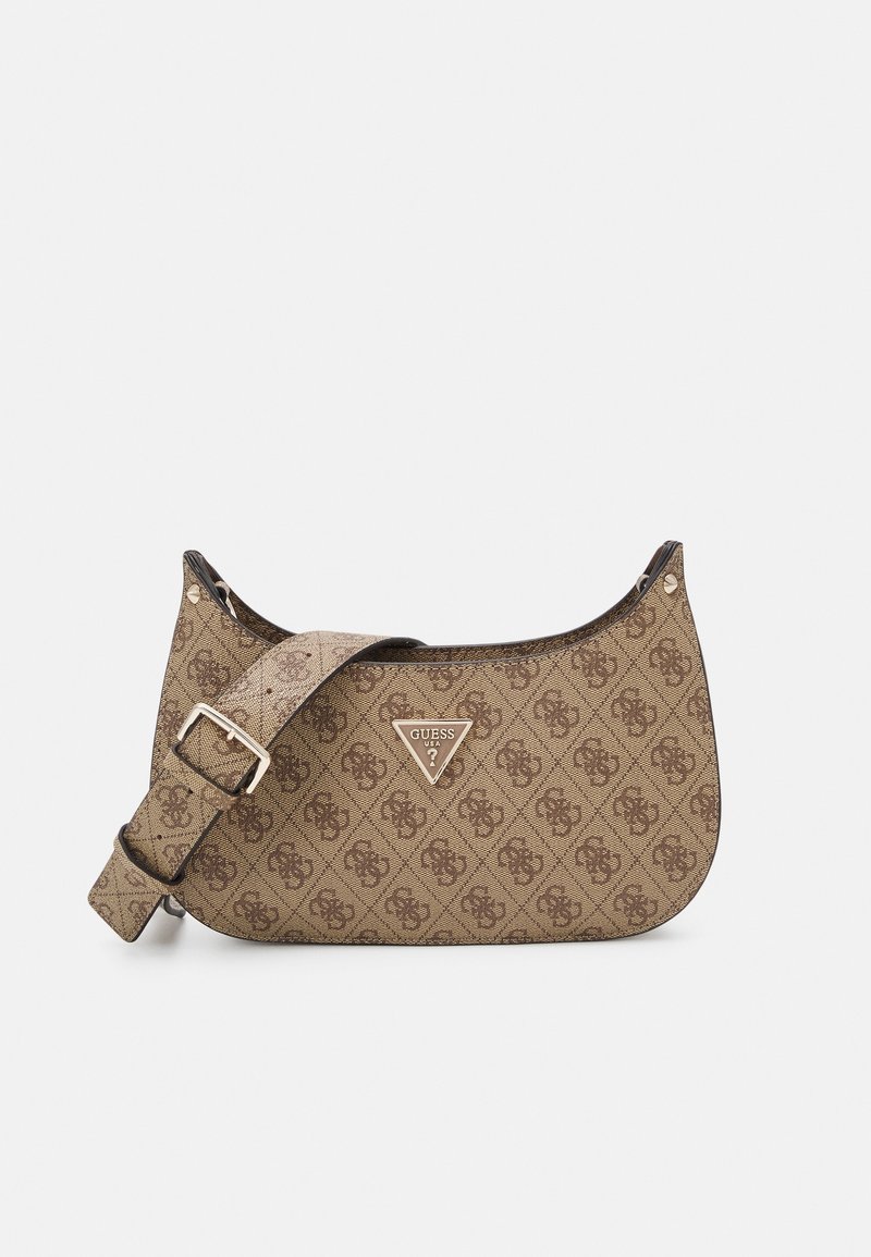 Sac bandoulière marron avec sangle réglable, orné d'un motif répétant le logo et d'un emblème métallique triangulaire Guess USA au centre avant.