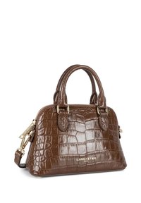 Borsa in pelle martellata di colore marrone con finitura lucida, manici superiori doppi, chiusura a zip e dettagli in metallo dorato, inclusa una tracolla staccabile.