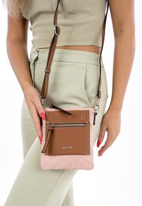 Borsa a tracolla marrone e rosa realizzata in pelle e tessuto, dotata di tasca frontale con zip, cinturino regolabile e dettagli con cuciture a contrasto.