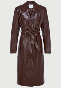 Trench coat lungo in pelle lucida di colore marrone scuro, con ampi rever, maniche lunghe, chiusura a pulsante e cintura coordinata annodata in vita.