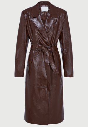 Langer, dunkelbrauner, glänzender Ledertrenchcoat mit breiten Revers, langen Ärmeln, Knopfschluss und passendem Gürtel, der in der Taille gebunden ist.