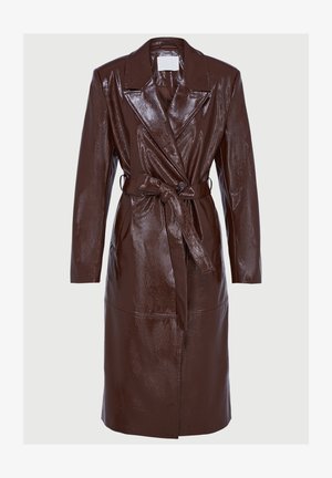 Langer, dunkelbrauner, glänzender Ledertrenchcoat mit breiten Revers, langen Ärmeln, Knopfschluss und passendem Gürtel, der in der Taille gebunden ist.