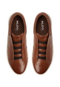 Braune Leder-Sneaker mit elastischen Riemen, gepolstertem Kragen und einer weißen Gummisohle. Das Innere verfügt über ein Logo auf einem braunen Stofffutter.