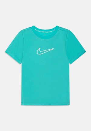 T-shirt Nike turchese a maniche corte, collo rotondo, morbido al tatto, con logo Nike bianco sul davanti, design essenziale e orlo dritto.