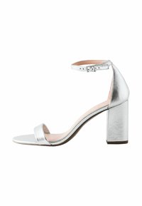 Sandal metalizado plateado de tacón alto con tacón cuadrado, punta abierta y correa en el tobillo. Acabado de textura suave con un diseño minimalista.