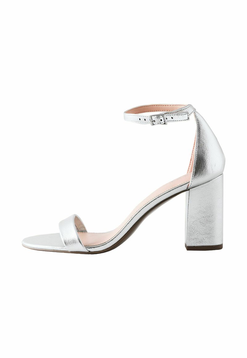 Sandal metalizado plateado de tacón alto con tacón cuadrado, punta abierta y correa en el tobillo. Acabado de textura suave con un diseño minimalista.