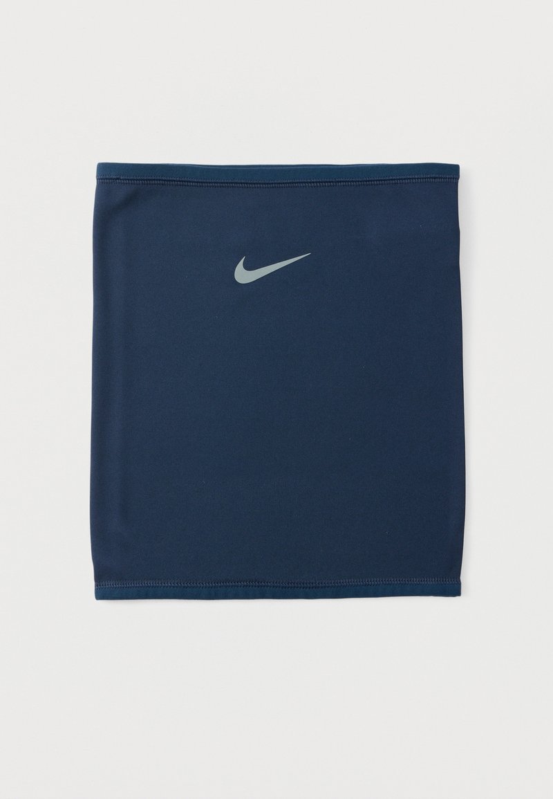 Αθλητικό καλύμμα λαιμού σε ναυτικό μπλε, κατασκευασμένο από απαλό ύφασμα, με ασημένιο λογότυπο Nike μπροστά και σχεδιασμό χωρίς ραφές.