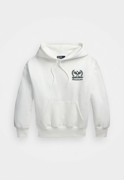 Hoodie en coton blanc avec une poche avant et une capuche à cordon. Présente un logo brodé de Wimbledon avec des raquettes de tennis et des accents de laurier.