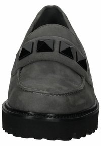 Mocasines de ante gris cuentan con una banda de tachuelas en forma de pirámide negra en la parte superior, con una suela de goma negra gruesa y detalles de costura visibles.
