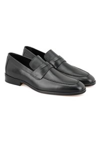 Schwarze Lederloafers mit glatter Textur, ausgestattet mit einem gestickten Design und einem weichen, breiten Riemen über dem Spann. Niedriger Absatz.