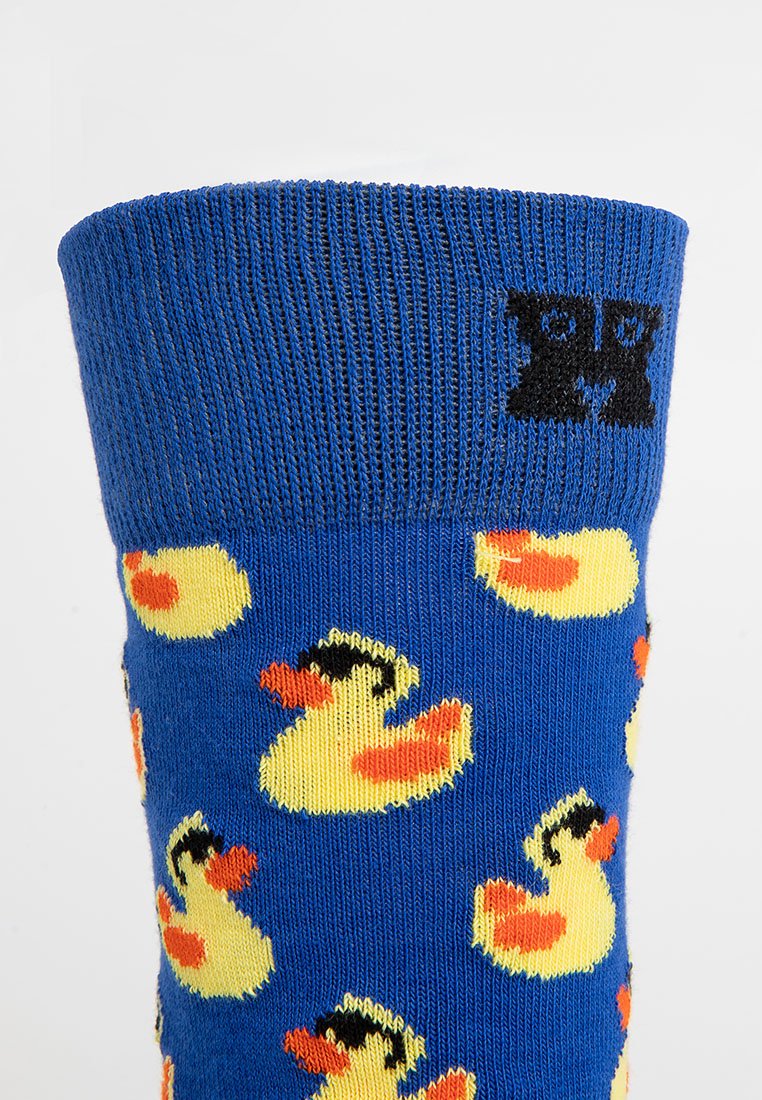 Blaue Socke mit einem wiederholenden Muster von gelben Gummienten mit orangefarbenen Akzenten. Rippbund oben mit einem schwarzen Logodetail.