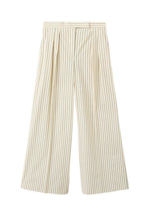 Femme portant une tenue crème deux pièces avec des rayures verticales vertes, comprenant un haut à dos nu avec découpe et un pantalon large assorti.