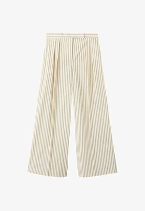 Mujer con conjunto crema de dos piezas con rayas verticales verdes, que incluye un top halter con corte y pantalones anchos a juego.