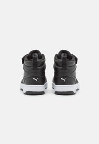 Schwarze High-Top-Sneaker mit gepolstertem Kragen und weißer Sohle. Verfügt über einen verstellbaren Riemen und strukturiertes Leder. Puma-Logo auf der Rückseite.