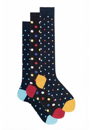 Tre paia di calzini al ginocchio con pois multicolori su sfondo scuro; talloni e punte in colori a contrasto giallo, rosso e azzurro chiaro.