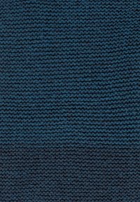 Tissu tricoté bleu foncé avec un motif de rainures horizontales texturées créant une surface dense et uniforme.