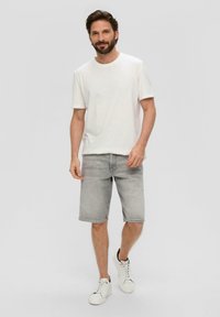 s.Oliver REGULAR FIT MID RISE - Jeansshort - grau