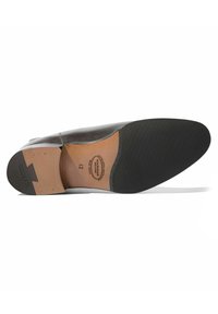 Zapato de cuero marrón con parte superior lisa, diseño cónico y suela de goma con un agarre texturizado. Incluye un logo y la talla en la plantilla.