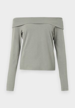 Off-shoulder langermet topp i lys grønn stoff. Myk tekstur med en avslappet passform og minimal sømdetalj ved kanten og ermene.