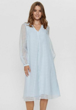 Hellblaues Kleid mit V-Ausschnitt, langen transparenten gemusterten Ärmeln und einer lockeren A-Linie, ausgestattet mit einem Hahnentrittmuster.