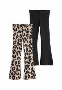 Deux paires de pantalons évasés : l'une avec une base beige et un imprimé léopard noir, l'autre entièrement noire. Les deux présentent une texture côtelée.