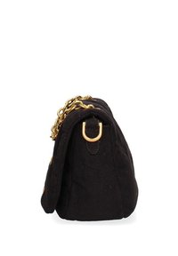 Zwarte suede handtas met een quilted ontwerp. Beschikt over een gouden schouderband en een ronde hardwareaccent. Compacte, ronde vorm.