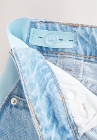 REGULAR FIT - MATERNITY - Džinsiniai šortai - mid blue