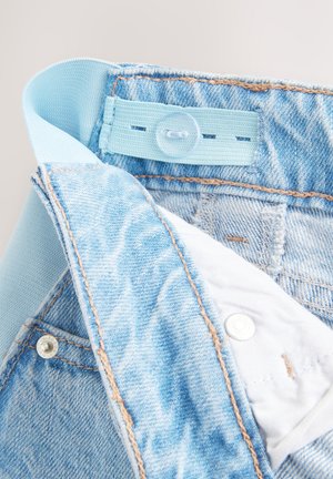 Material din denim albastru deschis cu o textură netedă, prevăzut cu o talie presată, închidere cu nasture alb și accente de cusături.